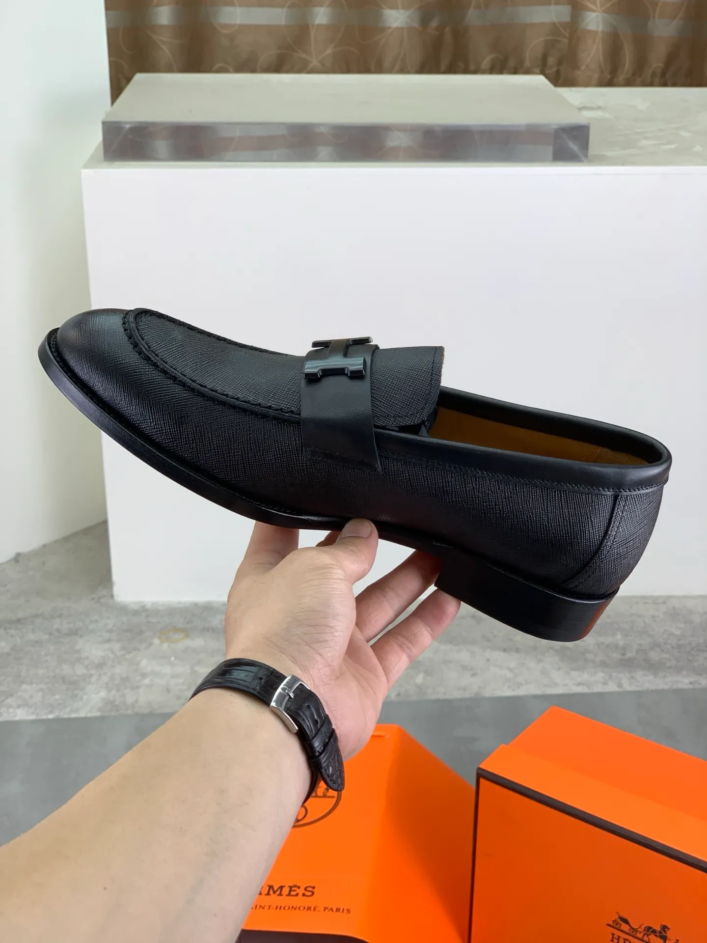 Factory price P980 💰💎💎💎 Original genuine leather outsole Brand: Hermès Grade: Same as the official website Original quality materials: Original soft calfskin Water-dyed cowhide lining Original Italian genuine leather outsole Style categories: Men's fashion Formal casual leather shoes Slip-on men's shoes series Young fashion European and American trends British style Code number: 39-45 (38.46 can be customized)